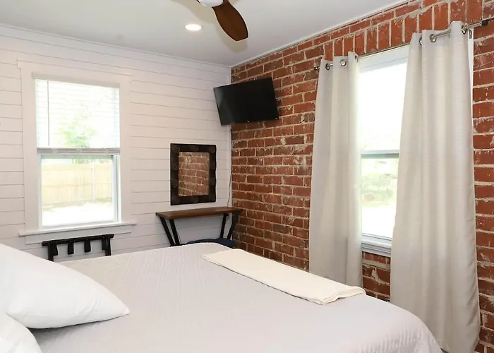 Navy Point & Game Room, Near Nas & Downtown - Beaches Holiday home Pensacola